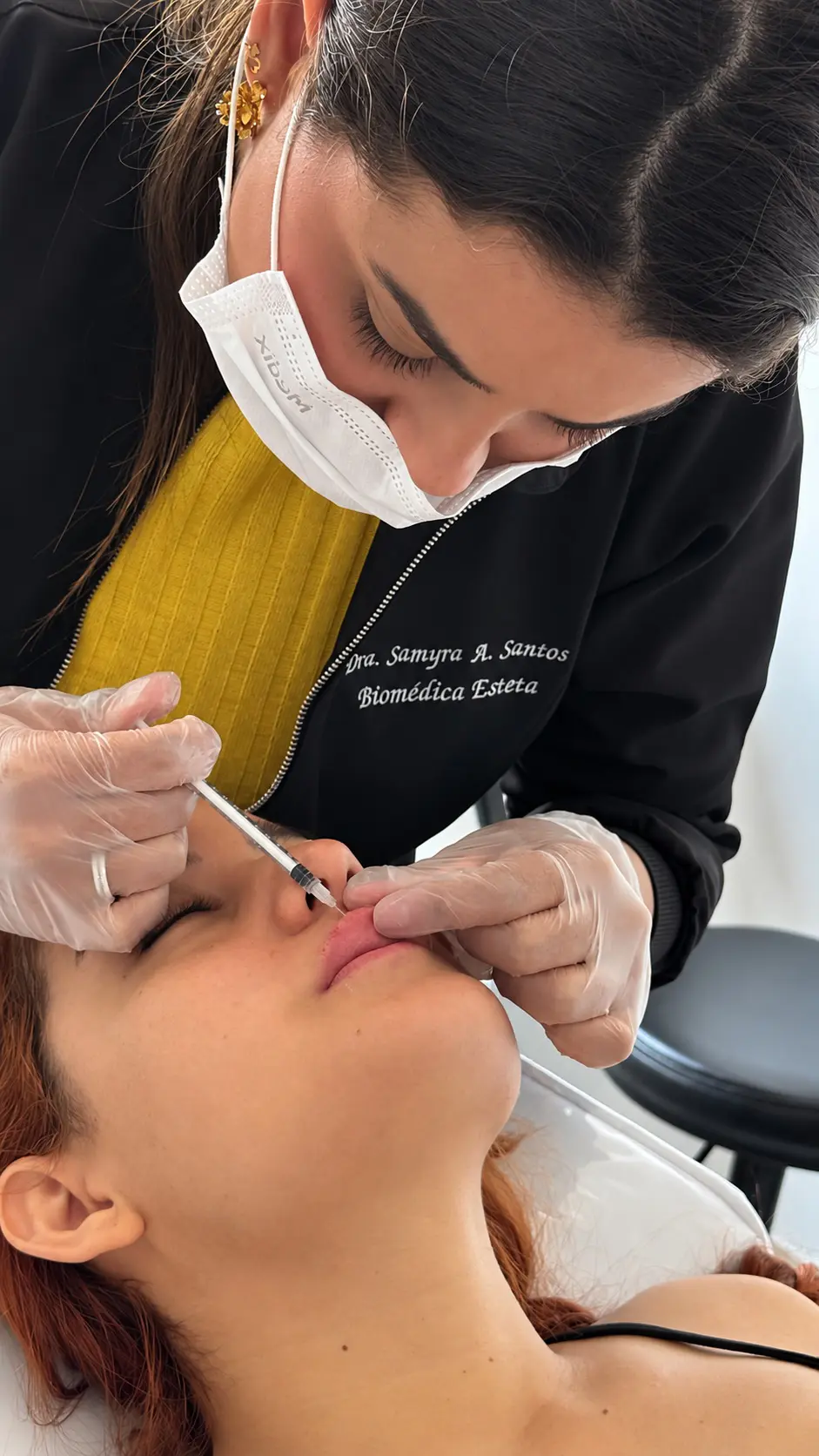 Dra. Samyra Alves em atendimento clínico no seu consultório em Belo Horizonte